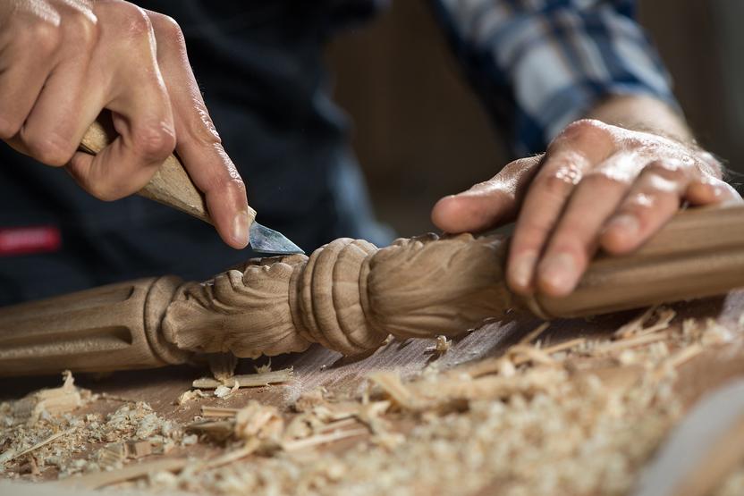 Handwerkskunst Schreinerei Holzverzierungen an Werkstück in Schreinerei