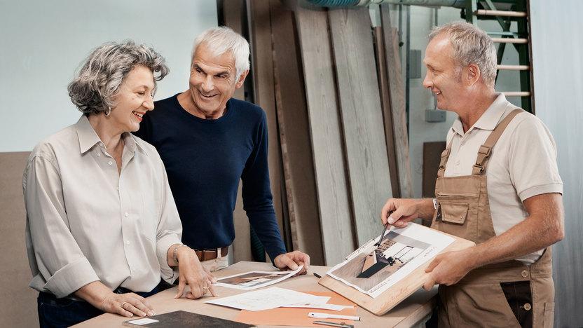 Präsentation von Oberflächen durch Schreiner anhand eines Boards